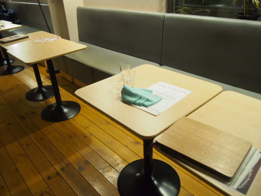 カフェのテーブル席