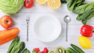 有機野菜とお皿 (ヴィーガン・ベジタリアンの食材通販サイトイメージ画像)