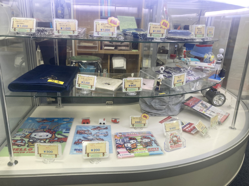 池袋防災館のお土産売り場のハローキティコラボグッズ