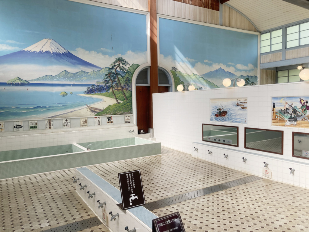 湯婆婆の営む油屋のモデル「子宝湯」の富士山の絵
