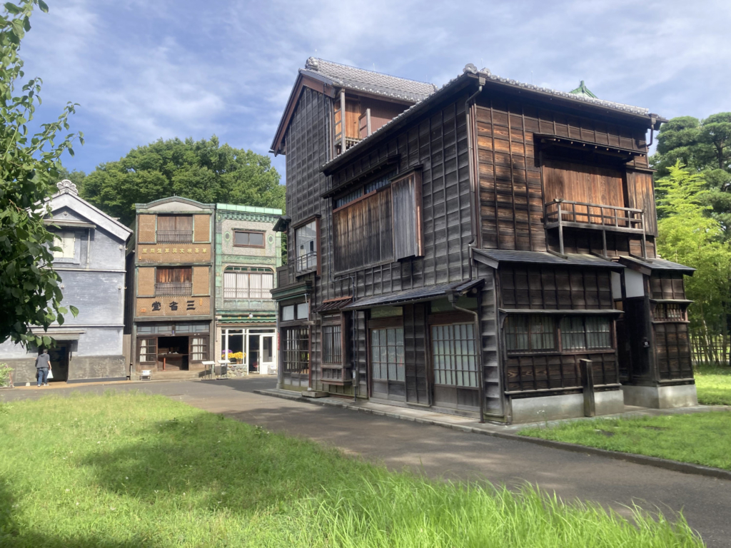 江戸東京たてもの園内の千と千尋の神隠しのモデルとなった建物