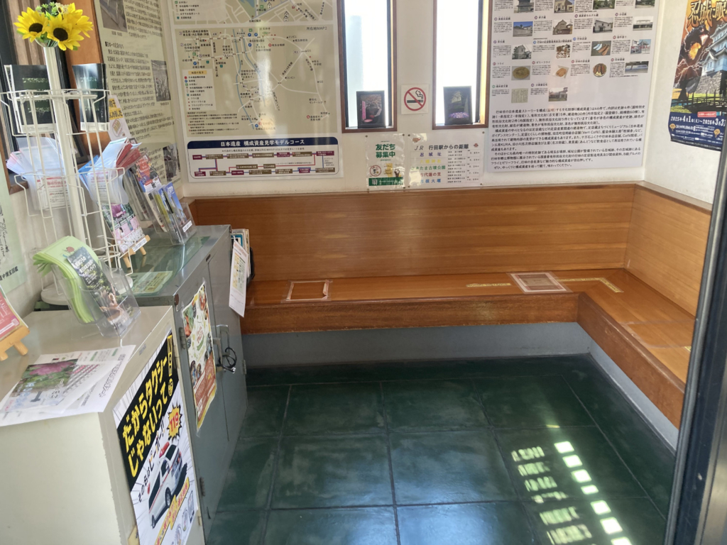 行田駅前観光案内所の隣の休憩所